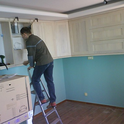 Szekrénysor felszerelés közben